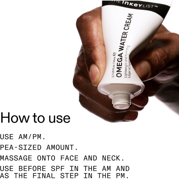 The INKEY List Omega Water Cream 50 ml fuktgivande vattenkräm i vit tub som kläms av en hand bredvid användarguide