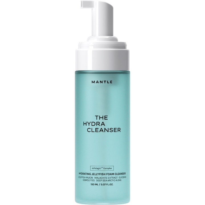 MANTLE The Hydra Cleanser 150 ml återfuktande rengöringsskum i en turkos transparent flaska med vit pump
