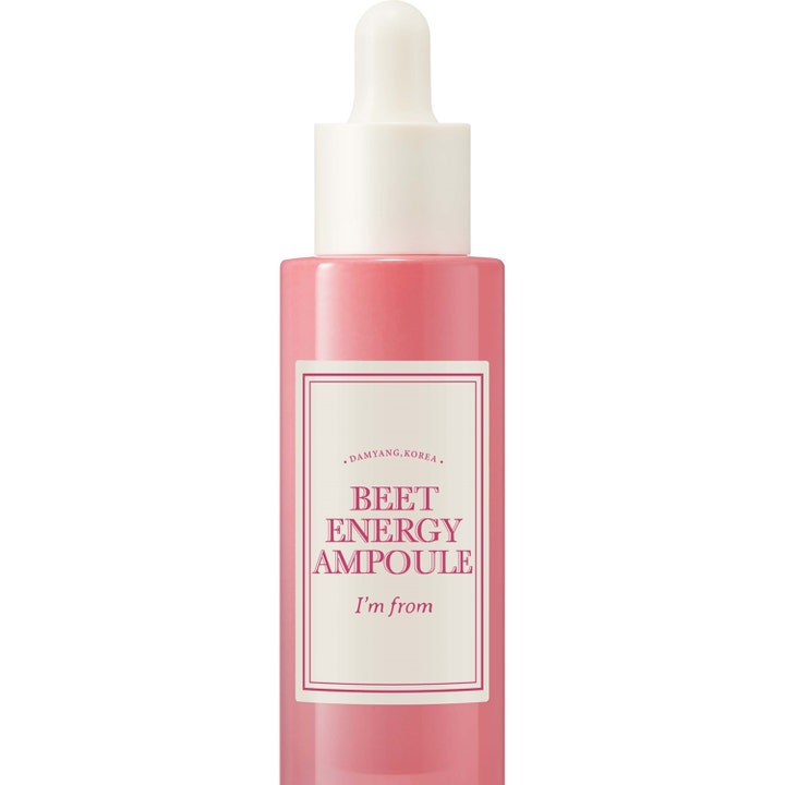 I'm From Beet Energy Ampoule 30 ml energigivande fuktserum i rosa glasflaska med vit pipett för lyster.