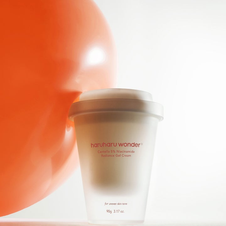 haruharu wonder Centella 5% Niacinamide Radiance Gel Cream 90 g lystergivande dagkräm i vit bägare bredvid orange ballong