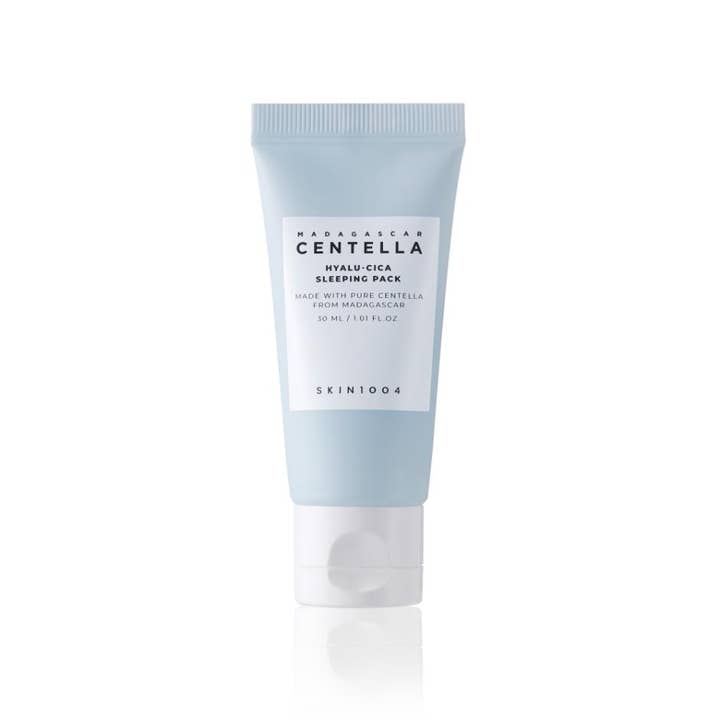SKIN1004 Madagascar Centella Hyalu-Cica Sleeping Pack 30 ml hyaluronsyra cica sovmask i en ljusblå tub.