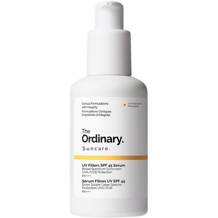 The Ordinary UV Filters SPF 45 Serum högskyddande solskydd ansikte i vit plastflaska med pump och gul detalj.