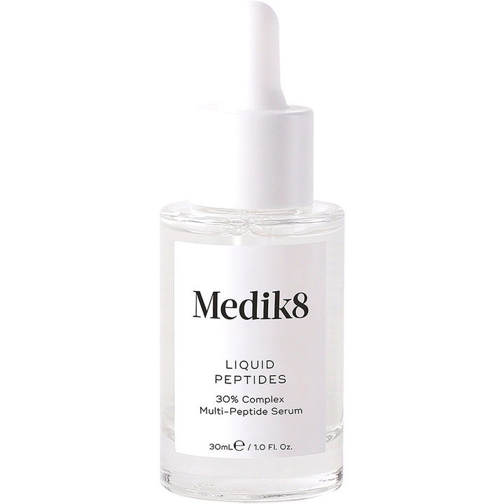 Medik8 Liquid Peptides 30ml multi peptid serum med peptider komplex i en genomskinlig glasflaska med vit pipett.