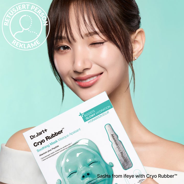 Dr.Jart+ Cryo Rubber Soothing Mask 36 g lugnande ansiktsmask i förpackning som hålls av en leende kvinna