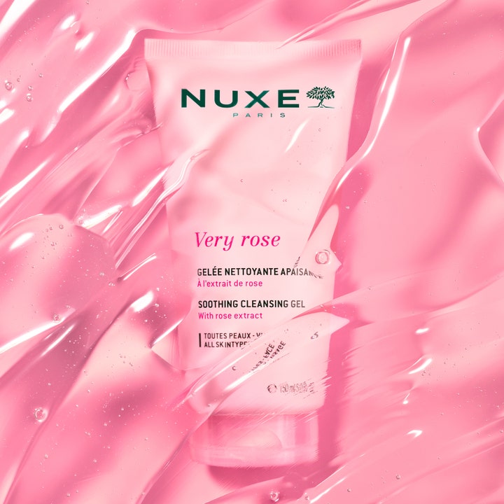 Nuxe Very Rose Soothing Cleansing Gel 150 ml lugnande ansiktsrengöring i rosa tub omgiven av en bubblig rosa gel