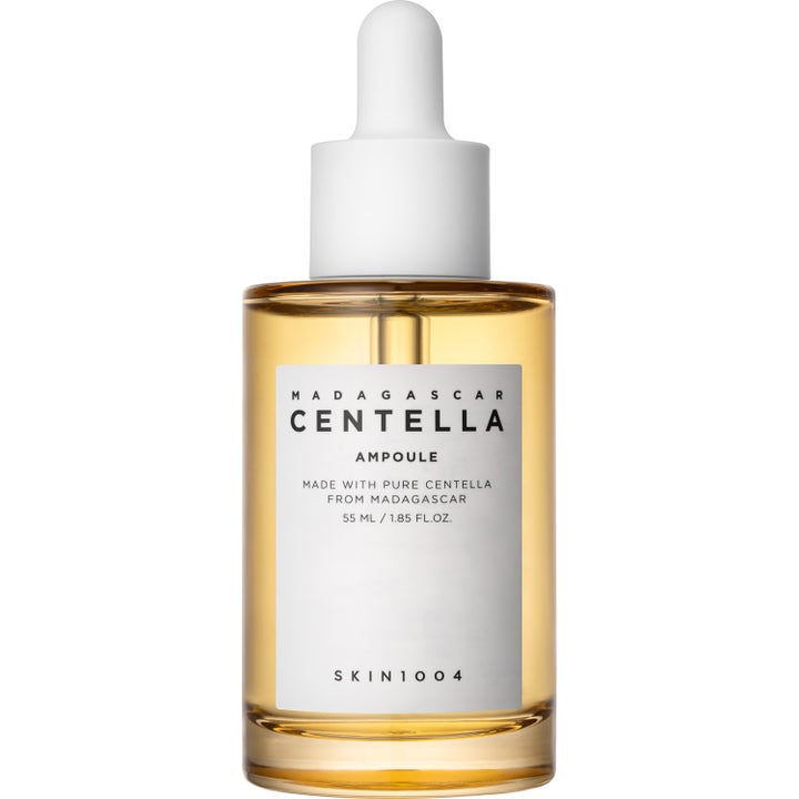 Skin1004 Madagascar Centella Ampoule 55 ml lugnande cica serum mot centella akne i glasflaska med vit pipett.
