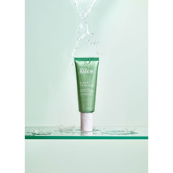 Babor Cleanformance Oil-Free Matt Gel-Cream 50 ml mattgörande babor gelkräm i grön tub omgiven av friskt vattenstänk.