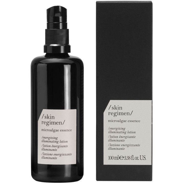 /skin regimen/ microalgae essence 100 ml energidrivande lotion som ger daglig glöd i mörk glasflaska med svart pump och ask
