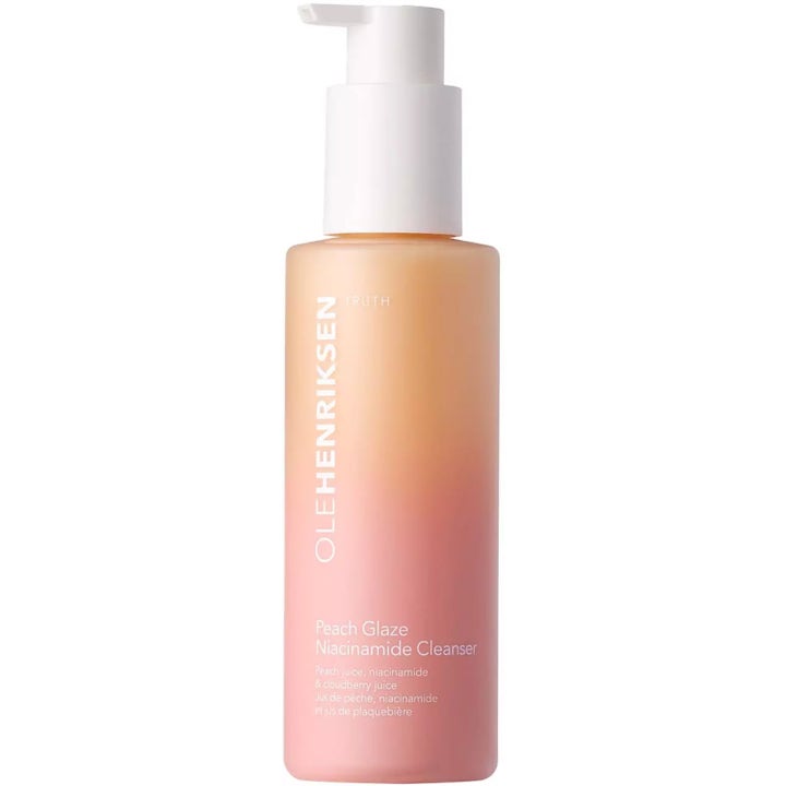 Ole Henriksen Peach Glaze Niacinamide Cleanser lystergivande ansiktsrengöring i persikofärgad ombré-flaska med vit pump.