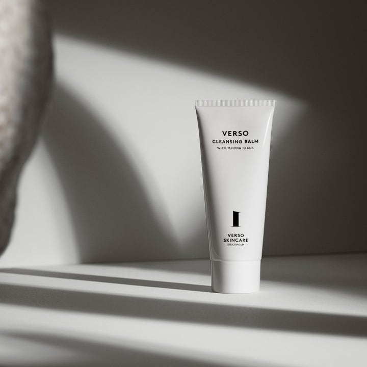 Verso N°1 Cleansing Balm 100 ml mjukgörande ansiktsrengöring med jojoba beads i vit tub i en minimalistisk skuggmiljö