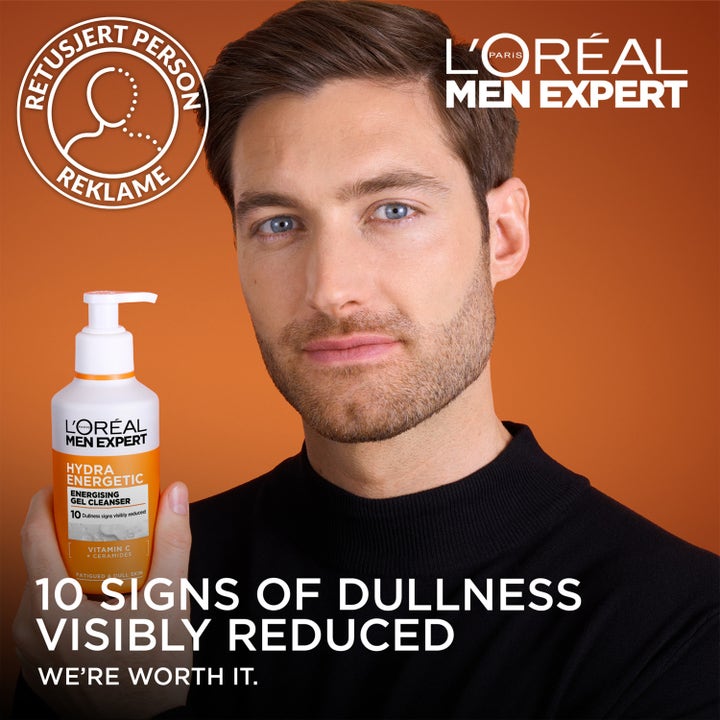 L'Oréal Paris Men Expert Hydra Energetic Vitamin C Cleanser 260 ml ansiktsrengöring mot glåmig hy som hålls av en man.