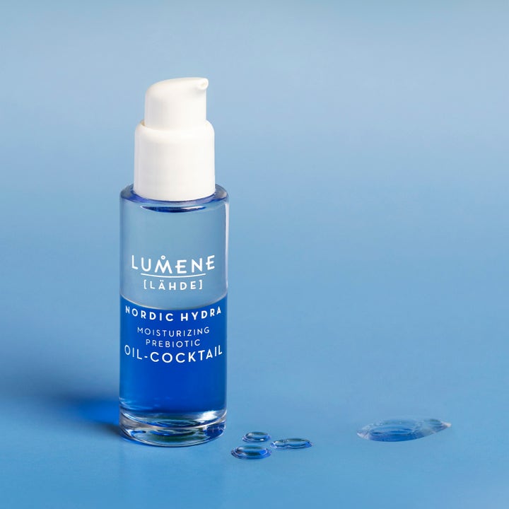 Lumene Nordic Hydra Oil-Cocktail 30 ml ansiktsolja ger djupverkande återfuktning med en tvåfasig blå formula i glasflaska