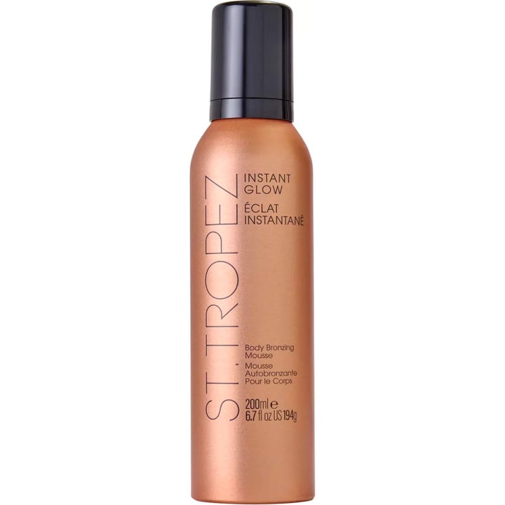St. Tropez Instant Glow Body Bronzing Mousse 200ml ger omedelbar lyster i en bronsfärgad flaska med svart lock.