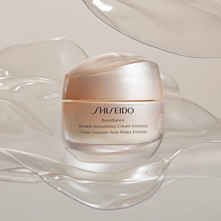 Shiseido Benefiance Wrinkle Smoothing Enriched Cream 50 ml rynkreducerande kräm i lyxig beige burk bland klara vågor