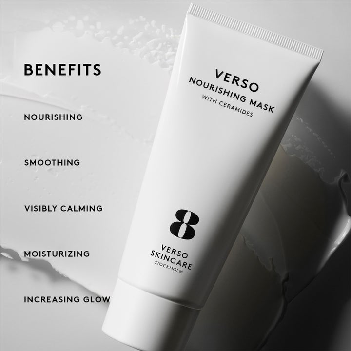 Verso N°8 Nourishing Mask 100 ml ansiktsmask i vit tub på krämig textur med text om smoothing och glow