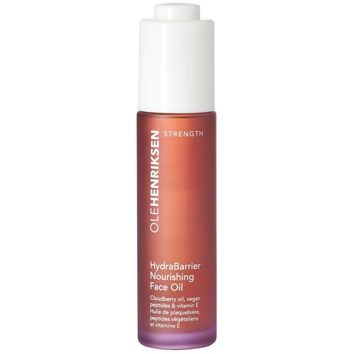 Ole Henriksen Strength HydraBarrier Nourishing Face Oil ger näring i en frostad lila glasflaska med vit pump