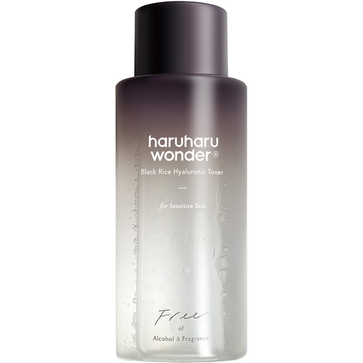 Haruharu Wonder Black Rice Hyaluronic Toner återfuktande ansiktsvatten i en lila tonad flaska med vattendroppar.