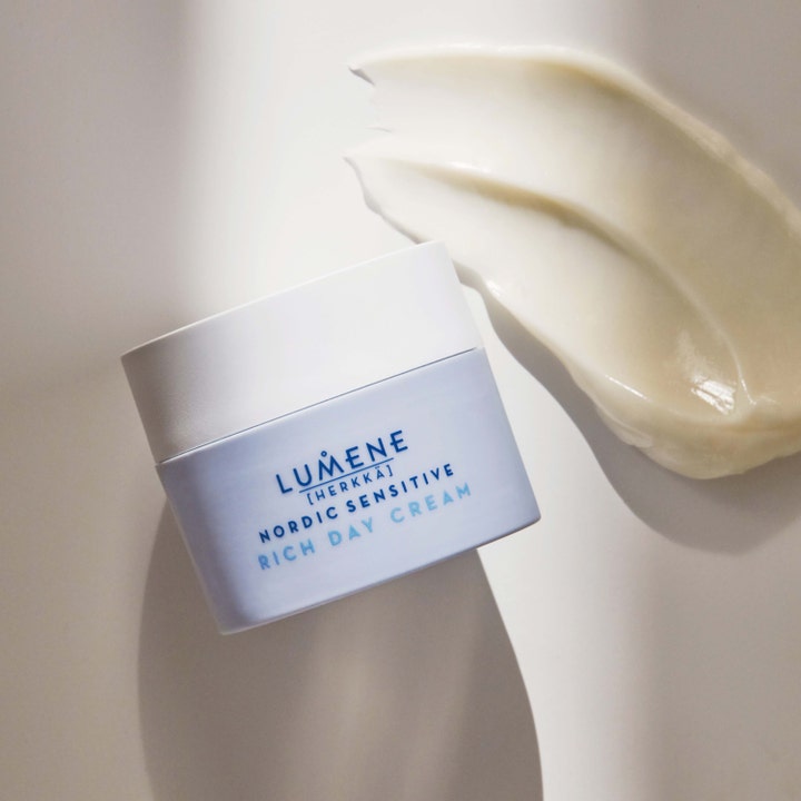 Lumene Nordic Sensitive Rich Day Cream 50 ml lugnande återfuktande dagkräm i ljusblå burk med fyllig textur.