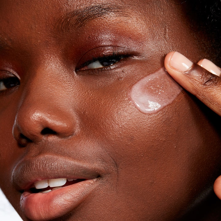 MAC Cosmetics Hyper Real Serumizer 30 ml balanserade fuktserum med skimrande textur som appliceras på kinden.