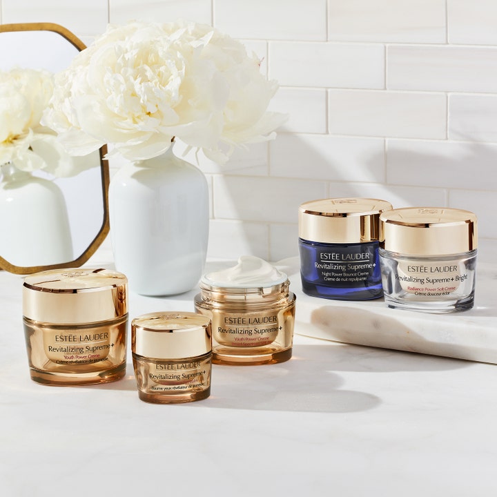 Estée Lauder Revitalizing Supreme+ Bright 50 ml dagkräm med lyster i lyxig glasburk med guldlock.
