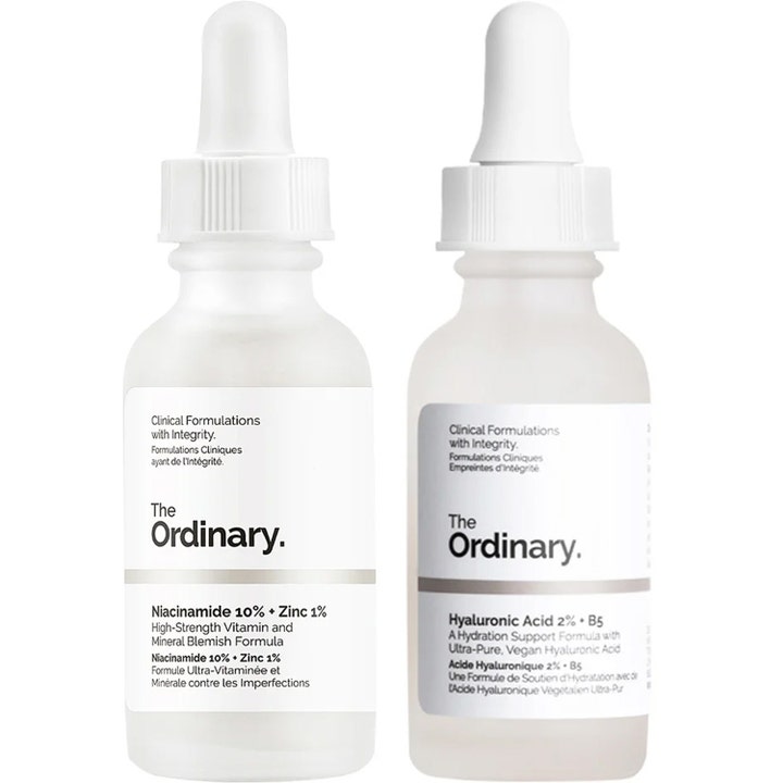 The Ordinary Niacinamide och Hyaluronic Acid fuktgivande hyaluronsyra the ordinary i två frostade glasflaskor.