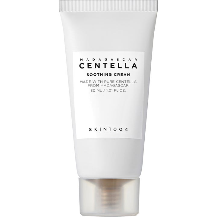 SKIN1004 Madagascar Centella Travel Kit 30 ml lugnande ansiktskräm i vit tub för ett resekit ansiktsvård