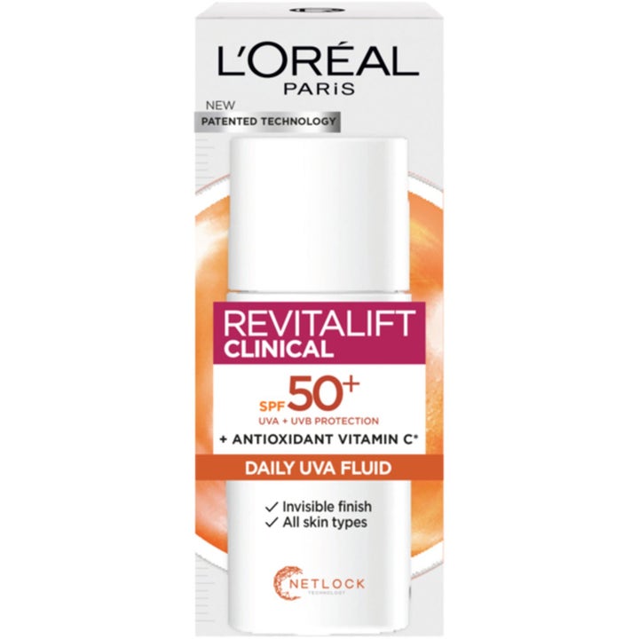 L'Oréal Paris Revitalift Clinical Vitamin C serum och SPF50 fluid i vita flaskor som ger lyster och motverkar åldrande.