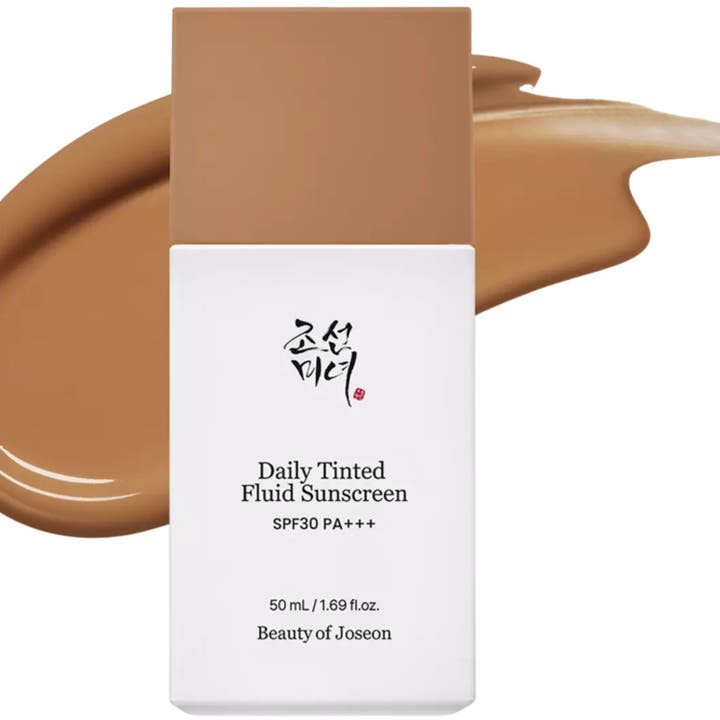 Beauty of Joseon Daily Tinted Fluid Sunscreen 50 ml skyddande solkräm i vit flaska med beige lock och brun krämig textur
