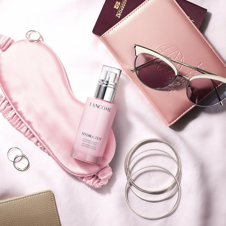 Lancôme Hydra Zen Liquid Moisturizer 50 ml återfuktande dagkräm i pumpflaska med rosa sovmask och reseaccessoarer.