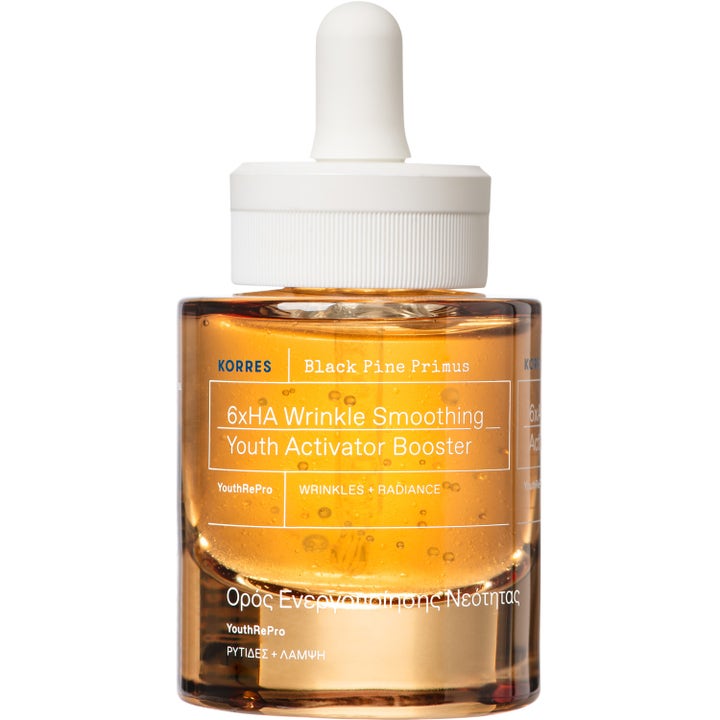 Korres Black Pine Primus 6xHA Wrinkle Smoothing Booster ger lyster i bärnstensfärgad glasflaska med vit pipett.