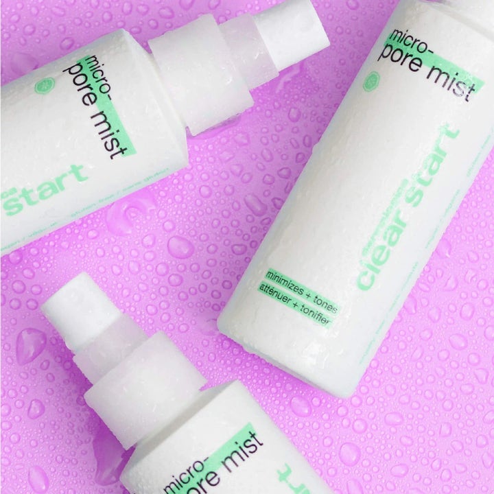 Dermalogica Clear Start Micro-Pore Mist porsammandragande ansiktsmist med niacinamid på lila bakgrund med vattendroppar