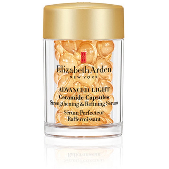 Elizabeth Arden Advanced Light Ceramide Capsules ger lyster med elizabeth arden ceramide serum i guldiga kapslar i en burk.
