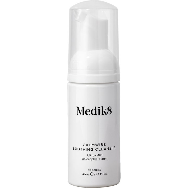 Medik8 Calmwise Soothing Cleanser 40 ml mild ansiktsrengöring med klorofyll i en resvänlig vit pumpflaska med lock.