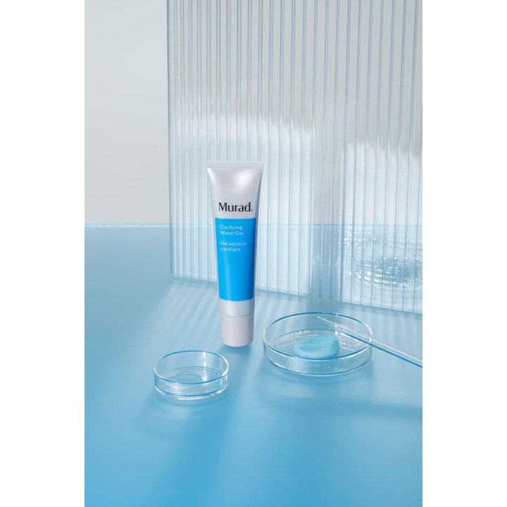 Murad Clarifying Water Gel 60 ml ansiktskräm med salicylsyra för oren hud i vit tub och blå geltextur i petriskål.