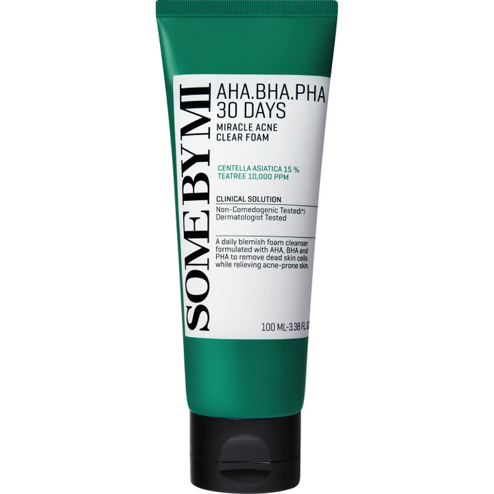 Some By Mi AHA.BHA.PHA 30 Days Miracle Acne Clear Foam 100 ml ger renare hy i en grön plasttub med vit etikett och svart lock.