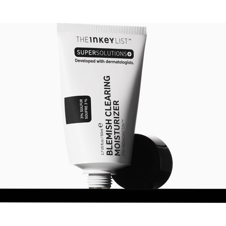 The INKEY List Blemish Clearing Moisturizer 50 ml ansiktskräm för oren hy med retinol och svavel i vit tub utan lock