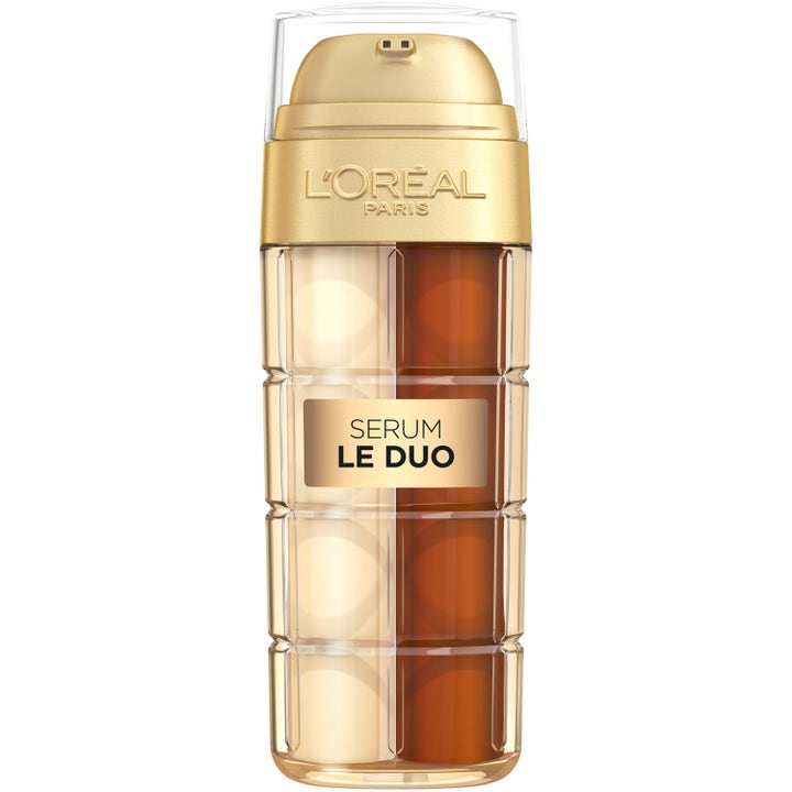 L'Oréal Paris Serum Le Duo ger lyster i en tvådelad flaska med guldpump och ljus samt mörk formula