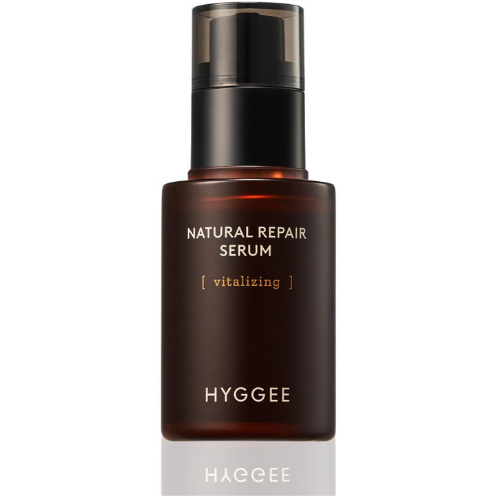 Hyggee Natural Repair Serum 30ml vitaliserande anti-rynk naturligt serum i mörkbrun flaska med svart pump