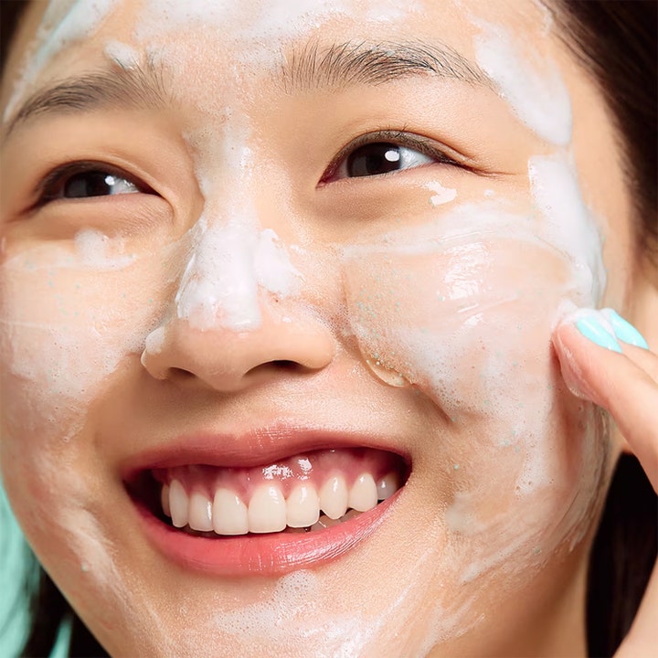 Dr.Jart+ Pore-remedy Renewing Foam Cleanser 150 ml ansiktsrengöring för pormaskar med vitt skum och korn på ansiktet.