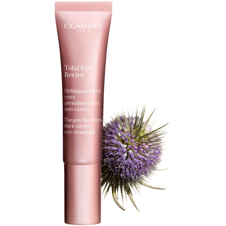 Clarins Total Eye Revive 15 ml anti-aging ögonkräm för mörka ringar i rosa tub bredvid en lila tistel.