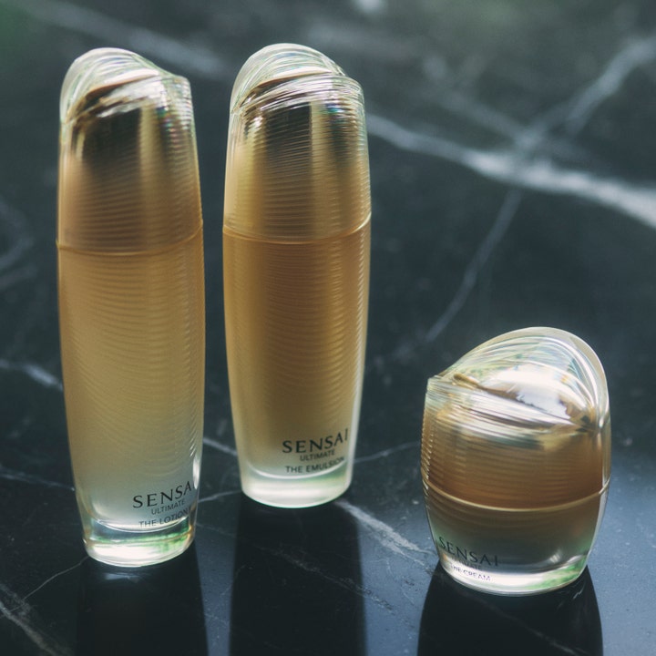 Sensai Ultimate The Cream 40 ml lyxvariant av anti-age kräm för fastare hud i guldtonad glasburk på marmor