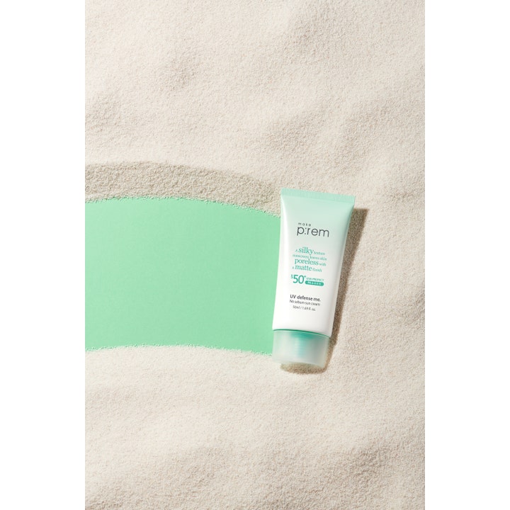 Make Prem No Sebum Sun Cream 50 ml solkräm fet hud i ljusgrön tub på sand ger en silkeslen matt finish.