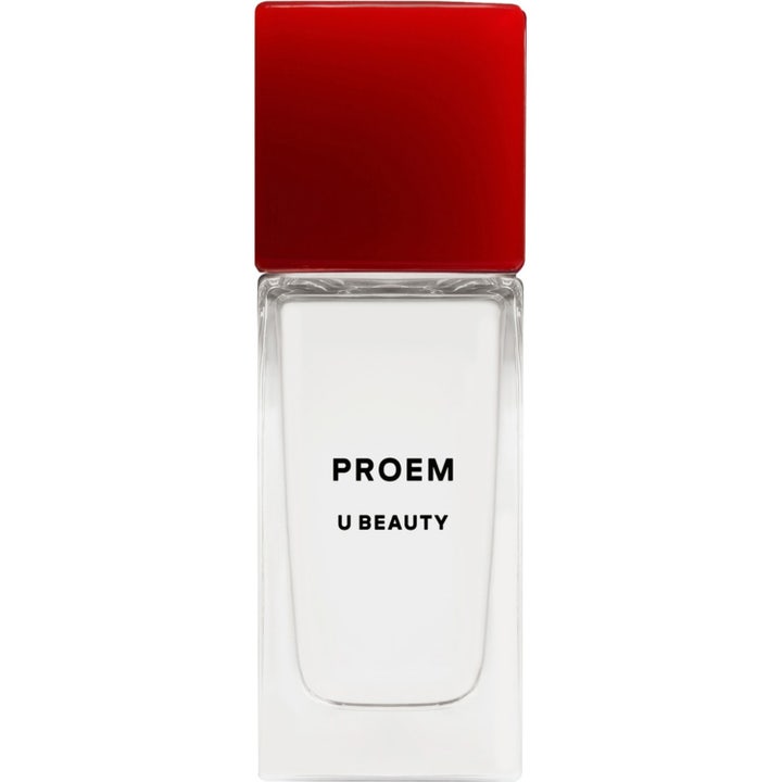 U Beauty Proem 50 ml parfym i en stilren rektangulär glasflaska med ett blankt rött lock