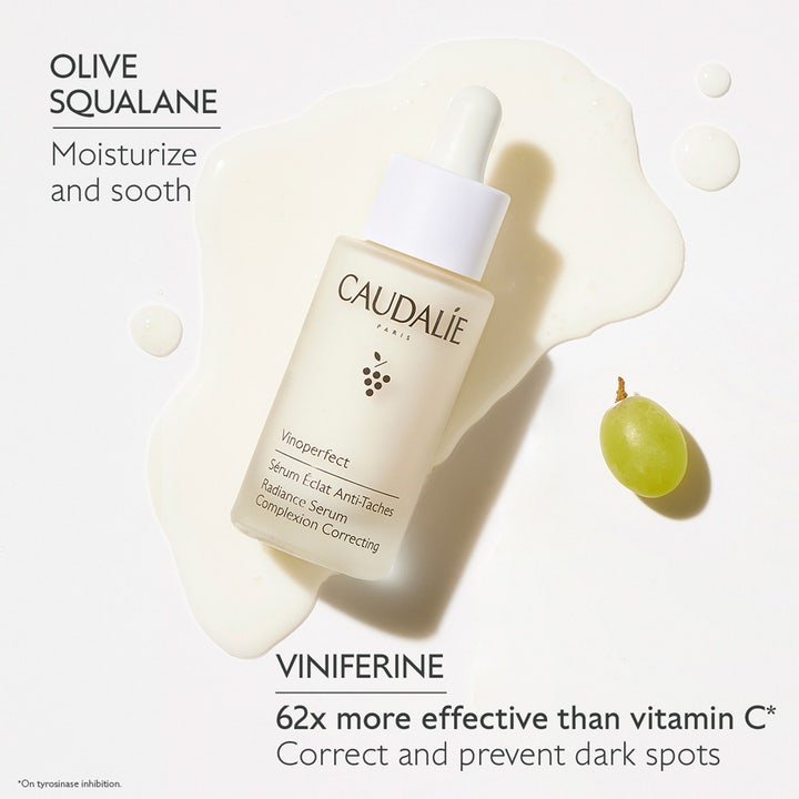 Caudalie Vinoperfect Radiance Serum 30 ml mot pigmentfläckar med viniferine på krämig textur bredvid en grön vindruva.