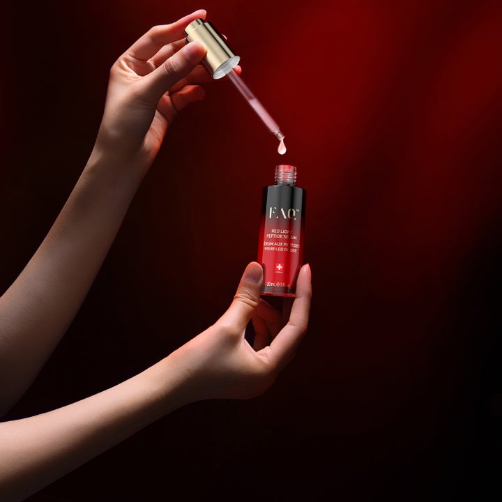 FAQ Swiss FAQ™ Red Light Peptide Serum 30 ml stärkande ansiktsserum i röd flaska med droppande guldpipett
