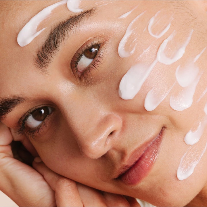 Dermalogica Skin Soothing Hydrating Lotion 59 ml lugnande fuktkräm ansikte applicerad som vita ränder på personens hud