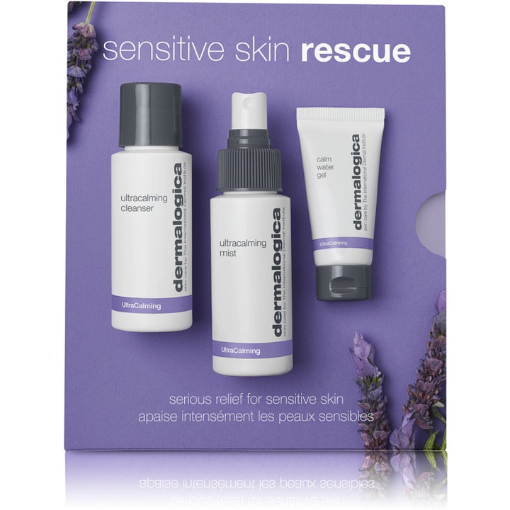 Dermalogica Sensitive Skin Rescue Kit lugnande hudvård för känslig hud i vita tuber och flaskor mot lila bakgrund