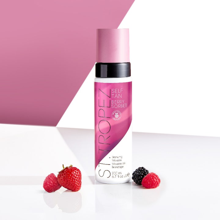St.Tropez Self Tan Berry Sorbet 200 ml brun utan sol mousse bärsorbet i flaska omgiven av färska hallon och björnbär.