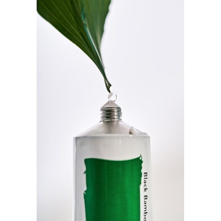 haruharu wonder Black Bamboo handkräm 50 ml i vit tub med ett grönt bambublad som droppar kräm på öppningen