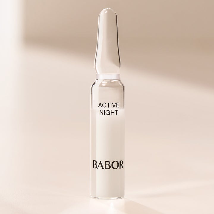 Babor Active Night Ampoule Serum Concentrate 14 ml ger aktiv hudföryngring genom ett mjölkvitt aktivt nattserum i glasampull
